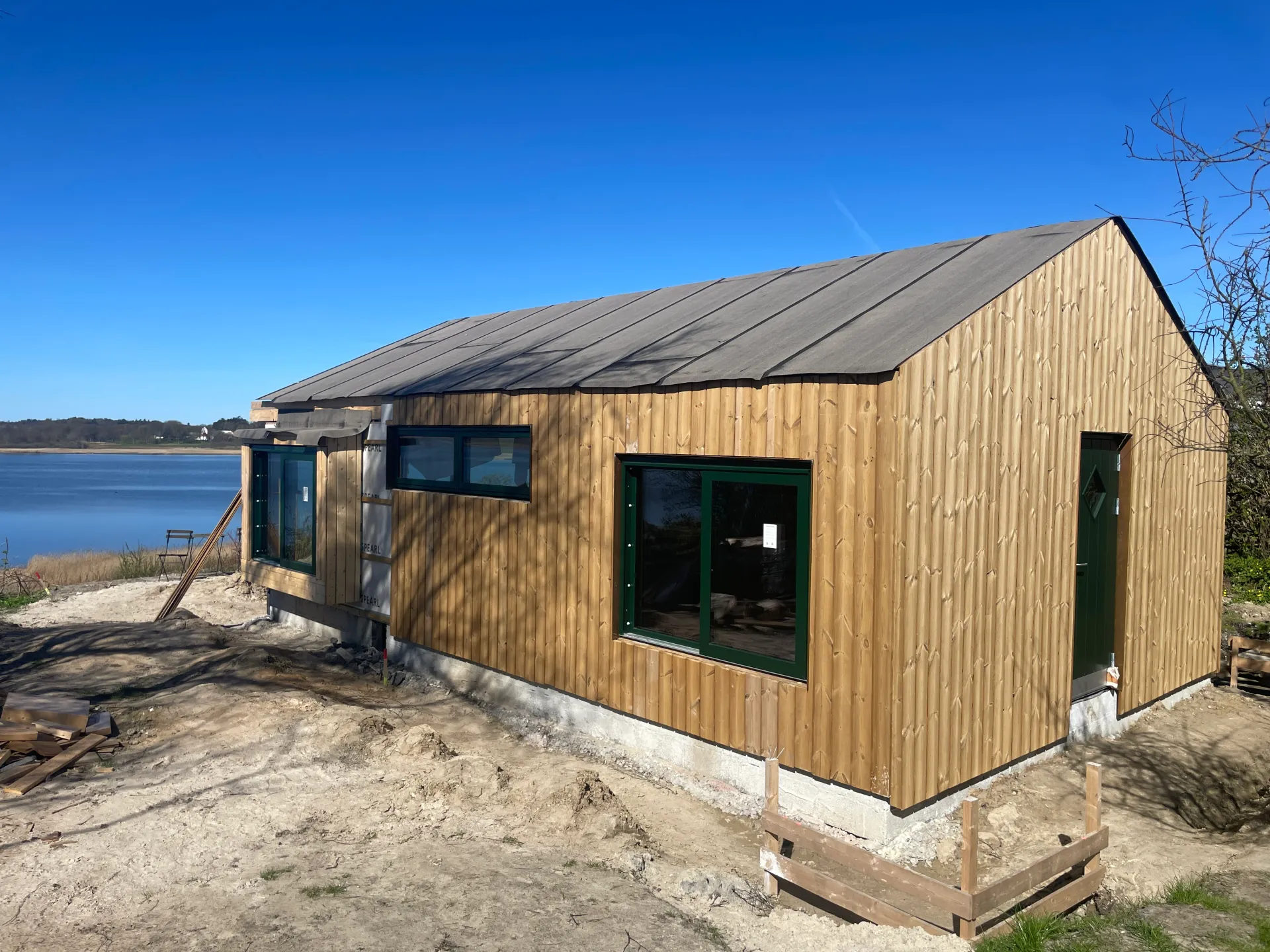 Bygget under snestorm 2026, leveret på blokvogn — case fra Sebbersund nær Aalborg ved Halkær Bredning. — Arkitekttegnestuen Yderskov
